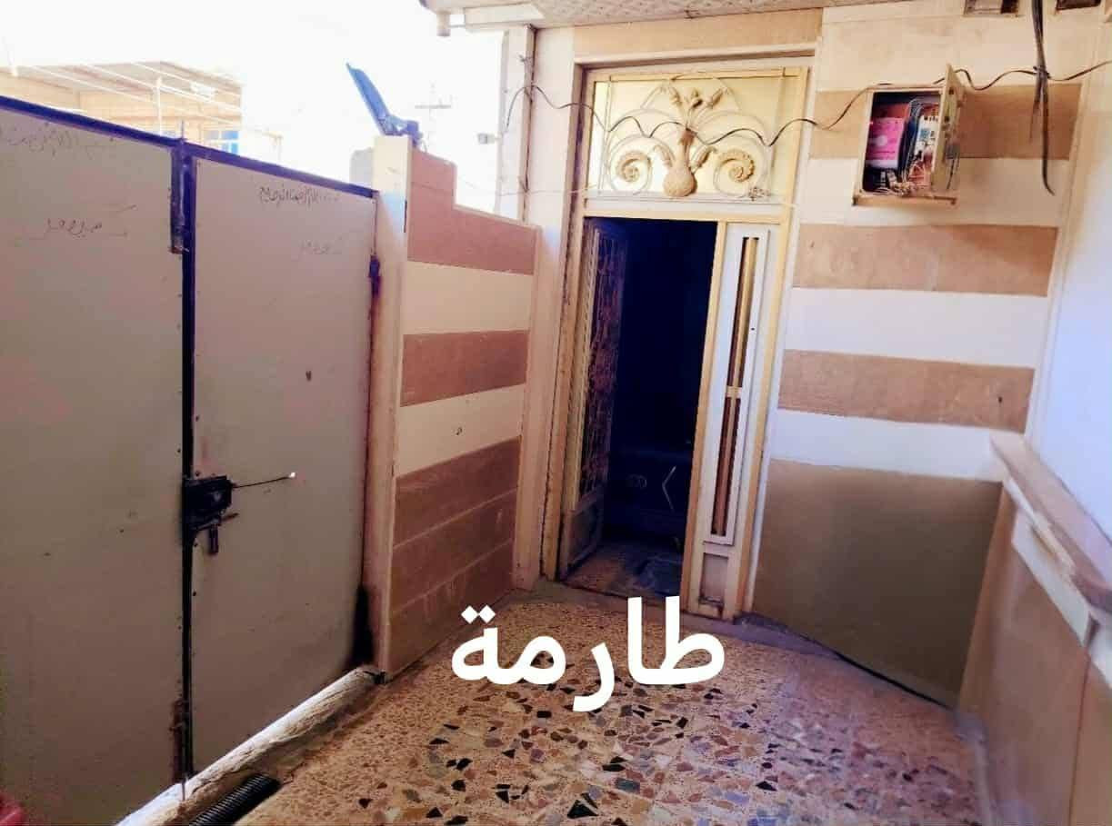 بيت للبيع ناصرية مدينة الصدر مساحة 125 متر طابقين الاول يتكون من غرفه وصاله وهول ومطبخ واستقبال وصحيات والثاني غرفتين كبار وصاله جبيرة ومطبخ وصحيات ومخزن البيت بالفرع مقابيل جامع الامام علي البيت مرتب وخارطتة كلش حلوه وارتفاع متر عن الشارع والبيت أعله البيوت الموجوده بالشارع استفسار اكثر خاص او على الرقم *********** بيه واتس اب على المبادرة ماابيع
