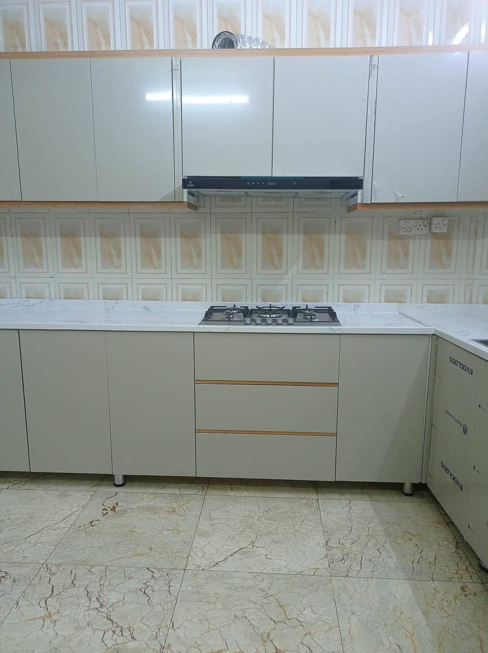 السلام عليكم كاونتر للبيع كلش جديد   الداخل المنيوم .. الخارج HDF
الفلتر وياه 
سنك بيانو وياه .. الطول جهة السنك 2.5 و جهة الطباخ 3.5 و جهة الثلاجة 2.30 صار سنة من فصلته السعر ٨٥٠.  البصره حي الجامعه


**إذا كنت صاحب هذا الإعلان وتريد حذفه لأي سبب، رجاءا أرسل رسالة إلى الدعم الفني**