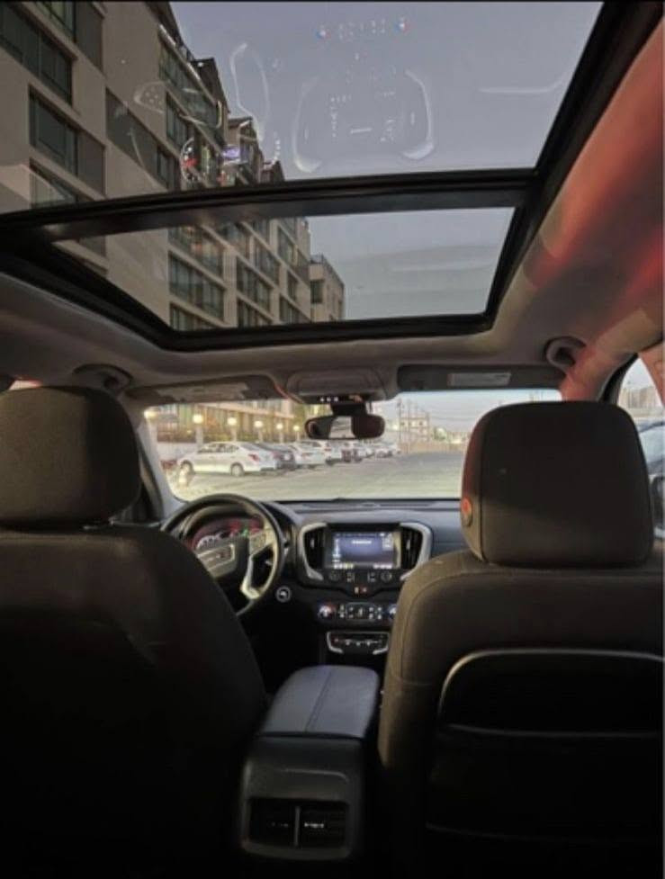 تایبەتمەندیەکانی ئۆتۆمبێڵ:

​مۆدێل و جۆر: GMC Terrain 2022 SLE
دۆخی ڕۆشتوو:115000km
​سیستەمی پاڵنەر: 4WD (دەبڵ ئەکسل)

​سەقف: پانۆراما

​ناوەوە: کوشنی جلد، کوشنی کارەبایی، لەگەڵ سیستەمی حەساسی کوشن.

​سیستەمی گەرمی (هیتەر): کوشنی سایەق و دانیشتووی پێشەوە (سکن) هیتەرە.

​گێڕ: پیانۆ (دوگمەی نوێ)

​سندوق: شەفت

​سیستەمی شۆفێری و سەلامەتی: 

​خەتی جادە (قیادەی زاتی - پاراستنی هێڵی شەقام)

​ڕاداری پێش و دوا

​سیستەمی ئۆتۆ ستۆپ (Auto Stop) بۆ کەمکردنەوەی سەرفکردنی بەنزین

​لایتەکان: لید (LED) بیلادی

​دۆخی ئێرباگ (پەرەشوت): تەنها پەرەشوتی شانەکان تەقیوە (باقی شوێنەکانی ساغە).

​بزوێنەر: 4 پستۆن تۆربۆ (بەهێز و ئابووری).

​تەکنەلۆجیا: شاشەی لەمس گەورە (Apple CarPlay و Android Auto)، بەسمە، بل thingsوتووز و دەرچەی شەحنی خێرا.

زانیاری زیاتر📝: 
دوو دەرگای سایەقی، دەرگایەکی سەکنی سبوغە، لەگەڵ بستێک سەقفی.  

📌 ناونیشان: هەولێر
📞ژمارەی تەلەفۆن: *********** أربيل, العراق
