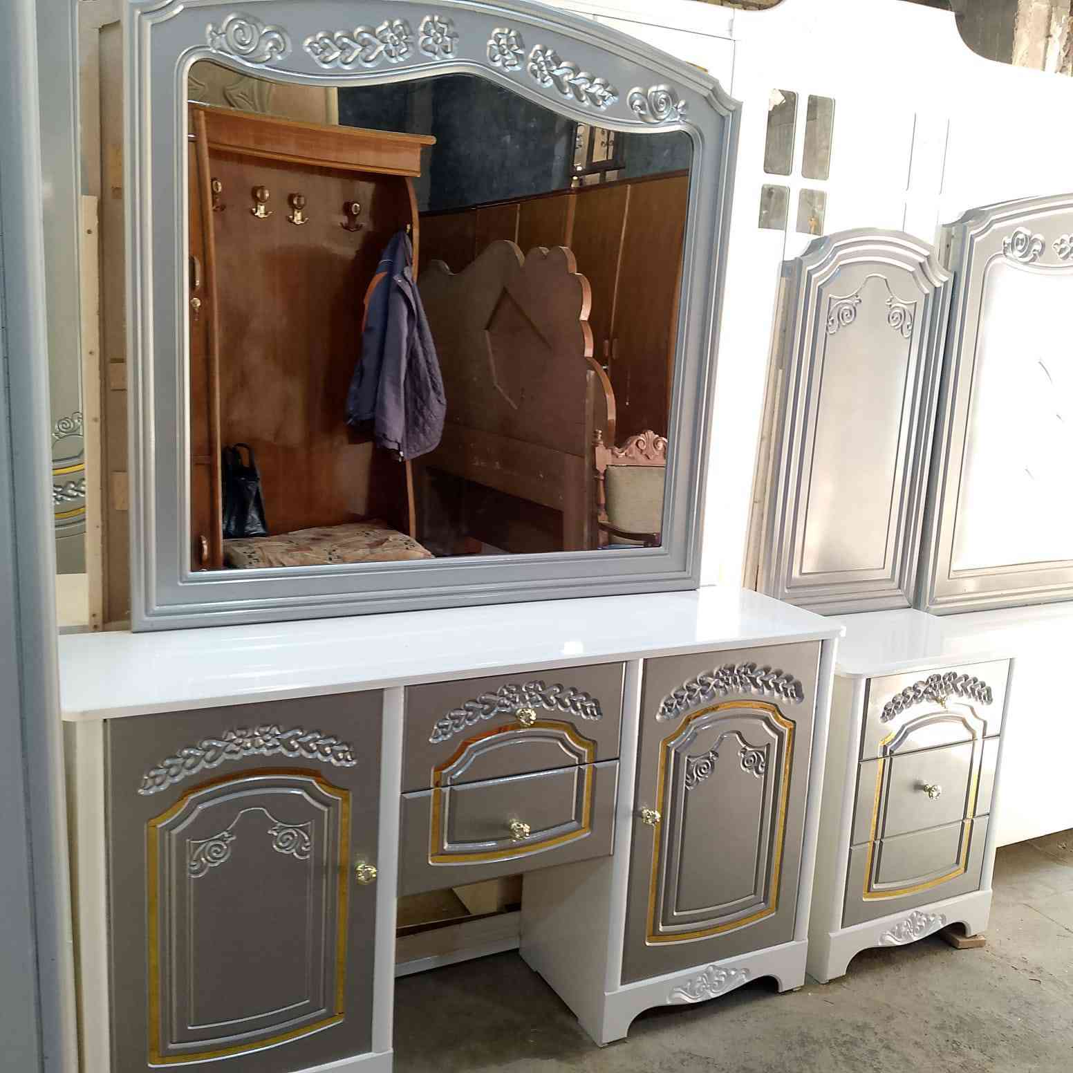 يالله غرفه سته قاطين شغل عراقي فصال تركي الوجه 12 ملم الداخل اربع ملم صاج طبيعي لون افوايت برصاصي وبيه اف وايت بدون رصاصي عنوانه حله جميع الموديلات تواجد اتصال برقم ***********
