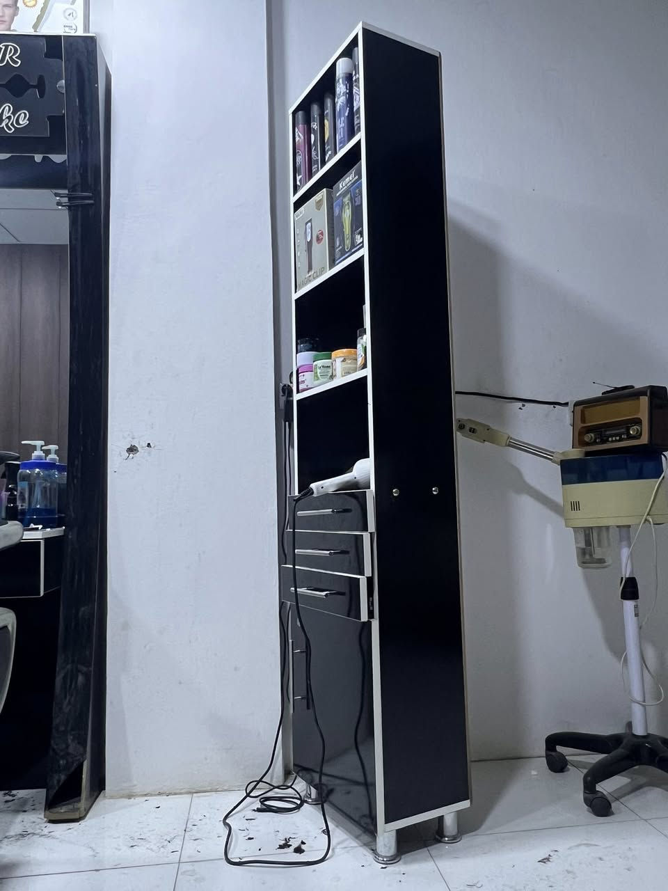 محل حلاقة للبيع غراض نظيفة استعمال قليل + مكاين تدريج 2 وحدة Wahl امريكي اصلي +صفر 2 وباقي الغراض موضحة بالصور موقع المحل بعقوبة تقاطع القدس خلف زنود الست الحمدانية (ابيع شلع) ***********
