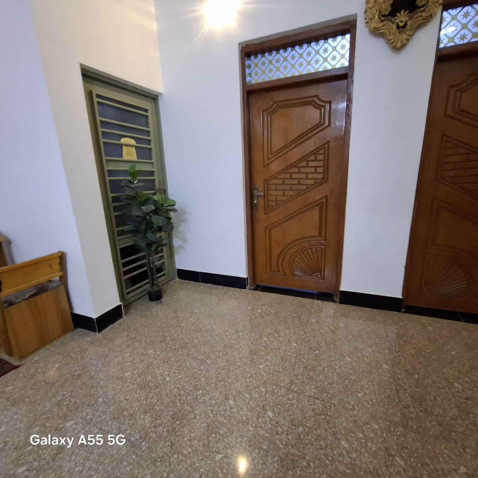 بيت مساحة ١٢٠ طابق واحد  متر يتكون من غرفتين وصاله مطبخ صحيات ديوانيه عنوانه شارع السفينه مقابل جامعة الامام جعفر الصادق الاستفسار الاتصال.ع رقم ***********
