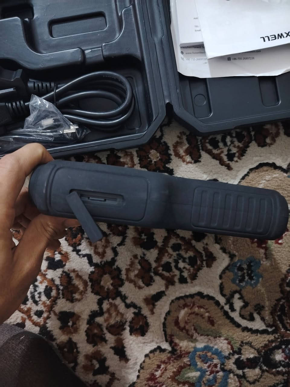 جهاز Foxwell NT650 Elite
يدعم الفحص العميق لمحرك السيارة (Engine)، ونظام المكابح المانعة للانغلاق (ABS)، ونظام الوسائد الهوائية (SRS/Airbag).
قراءة ومسح الرموز: يتيح لك قراءة رموز الأعطال وفهم معناها بوضوح، ومن ثم مسحها لإطفاء مصابيح التحذير في لوحة القيادة.
البيانات الحية: عرض بيانات الحساسات في الوقت الفعلي على شكل نصوص أو رسوم بيانية لمراقبة أداء السيارة أثناء التشغيل.
دعم بروتوكولات OBD2: يوفر تغطية كاملة لجميع أوضاع فحص OBD2 للسيارات العالمية المصنعة بعد عام 1996. 
وظائف الصيانة الخاصة (أكثر من 26 وظيفة)
إعادة ضبط زيت المحرك (Oil Reset): لتصفير عداد الصيانة بعد تغيير الزيت.
نزيف المكابح (ABS Bleeding): لإخراج الهواء من نظام الفرامل لضمان ثبات الدواسة.
برمجة البطارية (BRT): لتسجيل البطارية الجديدة في كمبيوتر السيارة.
تجديد فلتر جزيئات الديزل (DPF): تنظيف الفلتر من التراكمات لضمان أداء المحرك.
معايرة زاوية التوجيه (SAS): ضبط حساس عجلة القيادة.
خدمة فرامل اليد الإلكترونية (EPB): تفعيل وتعطيل النظام لصيانة تيل الفرامل.
مواصفات تقنية وتغطية شاملة
سهولة الاستخدام: مزود بشاشة ملونة مقاس 4.3 بوصة ولوحة مفاتيح واضحة مع اختصارات سريعة.
تغطية واسعة: يدعم أكثر من 50 إلى 90 علامة تجارية للسيارات من الأسواق الأمريكية والأوروبية والآسيوية

اخوان الجهاز جديد مامستعمل
مدفوع بي  150 قفله175


**إذا كنت صاحب هذا الإعلان وتريد حذفه لأي سبب، رجاءا أرسل رسالة إلى الدعم الفني**