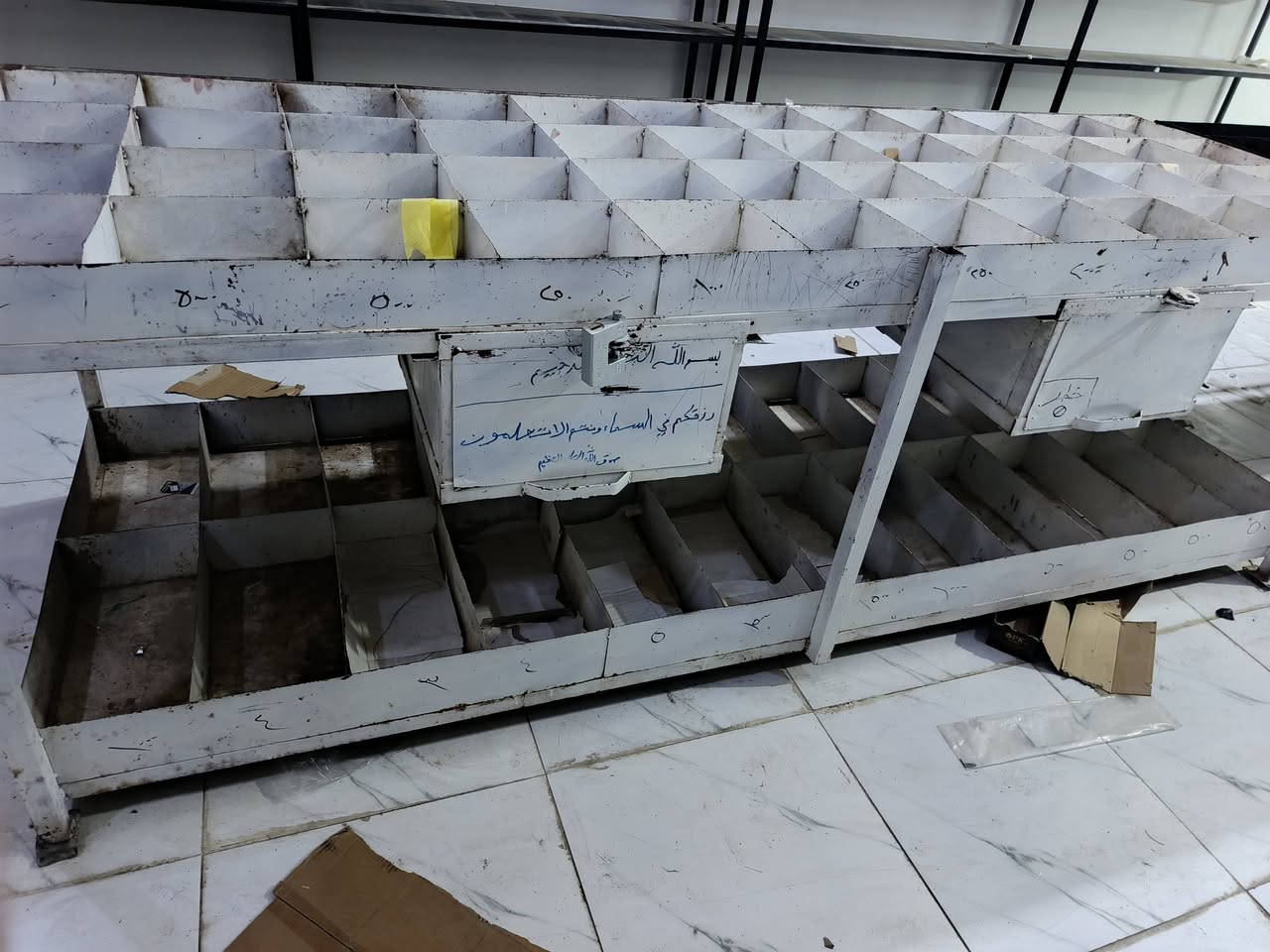 للبيع الميز طولة 3 متر وعرض 1متر سعرة ٣٥٠
الباب وجرجوبة كامل ٥٥ ألف مكان ميسان ***********
