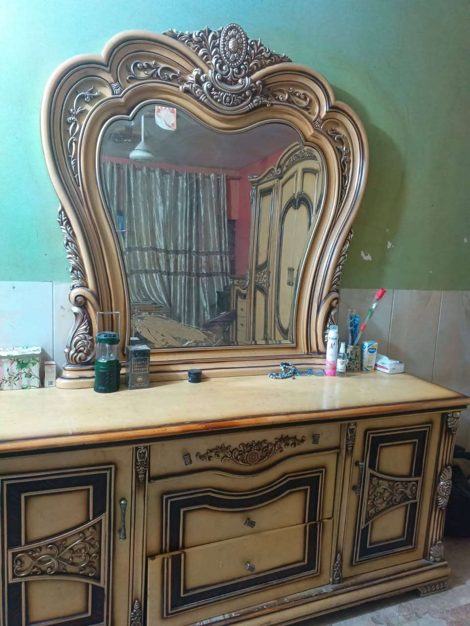 سلام عليكم غرفه أخشاب تركي قديم الباب الأول للبيع 
مستعمله وحلوه أنطوني بيها سعر وتدللون بس لا تكسرون بسعرها كلش *********** ومستعجل على البيع
