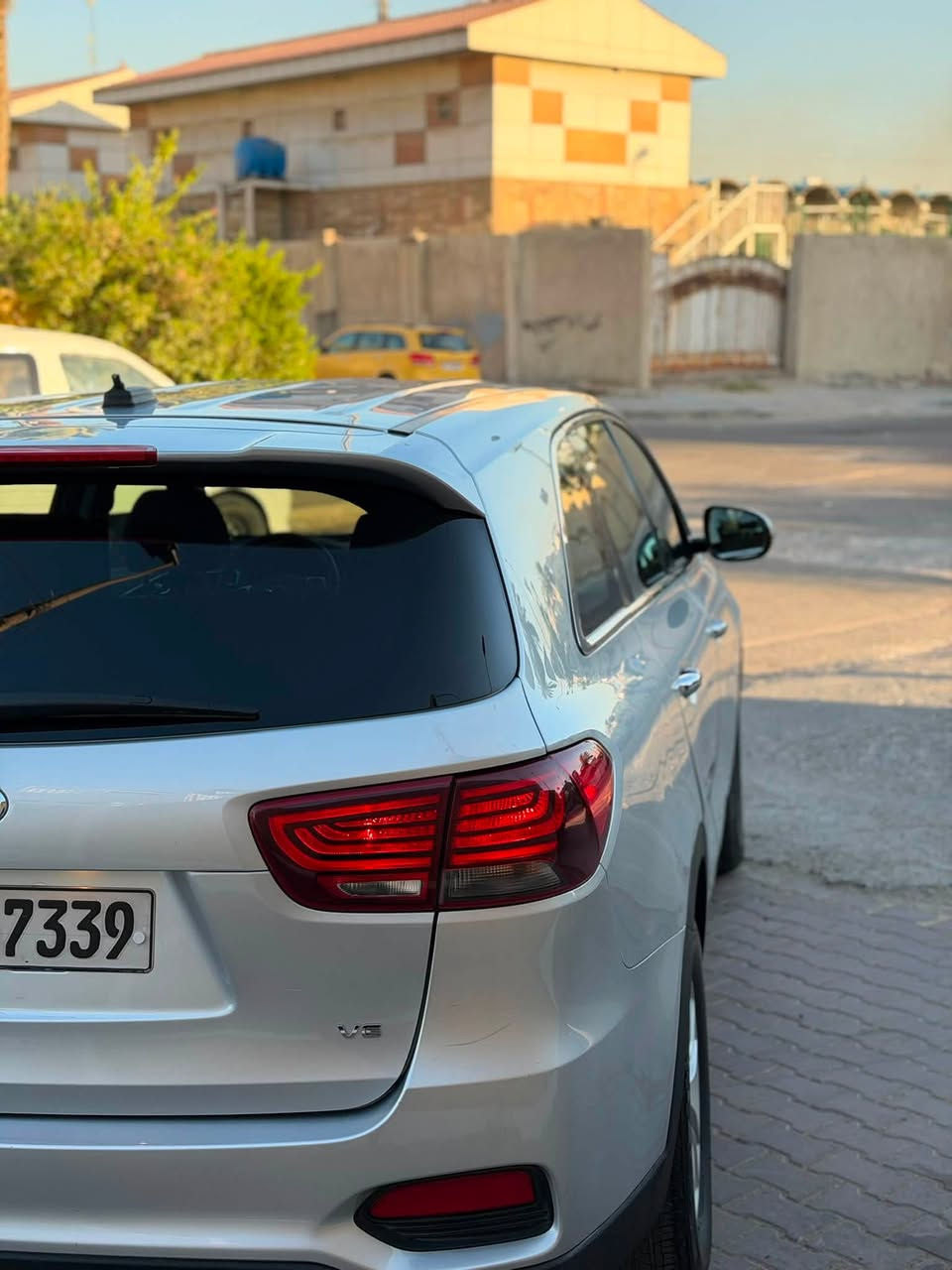 السلام عليكم
كيا سورنتو 2020
نص فول
محرك v6
شاشه جبيره
تبريد قطعتين
7 راكب
لد نهاري
فورويل
السياره  حادثها. مال امريكا صبغ الهلالات  الخلفيه وشوي بلباب 
ماشيه 26 حقيقي
السعر 213 ❗️
كير محرك مكفول وين ميعجبك تفحص افحص⚠️
مكاني بغداد بسمي تحويل ثاني يوم
***********
