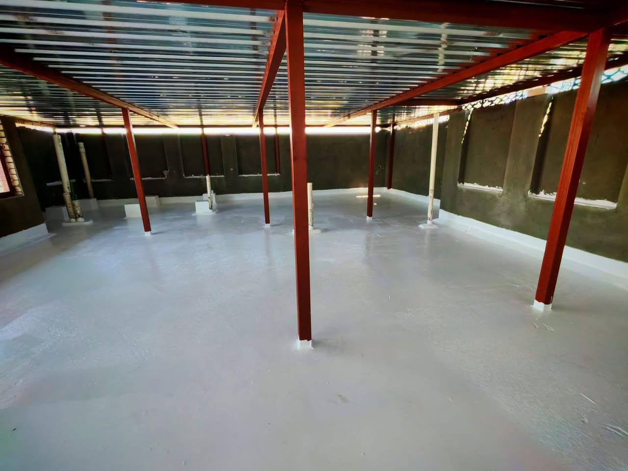 مادة الروف كارد العازله للاسطح 
عازلة للرطوبة 100%
عازلة للحرارة 80%

ملاحظة: تتكون المادة من طبقة الاساس  +الالياف العازلة 

يتكون العمل من تنظيف وجلي السطح وتصفيره من الشوائب الاسمنتية الزائدة + تصليح الاطراف بالمادة الاسمنتية وتنعيمها +تصليح الاماكن التي يتجمع بها الماء +غسل السطح  من الاتربة غسل جيد +طلاء طبقات المادة العازلة مع الالياف   
للاستفسار اكثر الاتصال على الرقم ***********
