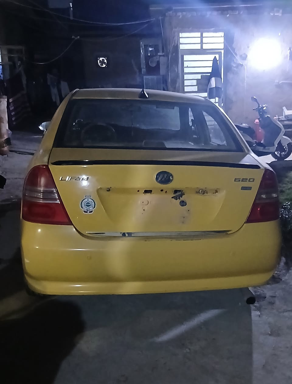 السلام عليكم 
ليفان 620 
موديل 2011
رقم بغداد دولي جديد بأسمي 
هزه جديده 
مصفرة هيئه وغرامات 
كير ومكينه خير من الله 
تخم ويل جديد 
بيها نقوصات بسيطه 
رايدها ب35 وبيها مجال 
مكاني الشعب 
***********
