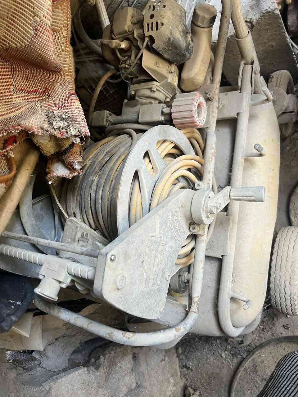 عندي هايه البطه يابانيه اصليه جانت تشتغل
وهسه تركته مامتوجود بل فيس نتصال وتدللل ***********بكاني بلقرنه
— في ‏البصره قضاء القرنه‏.
