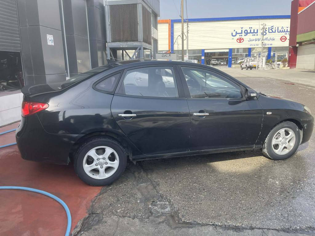 2008هۆندا ئاڤانتی 
قەپات قەپات
سلایت
ئاوێنە ئیشارەت
کوشن جڵد و هیتەر 
تەبریت سارد و گەرم مەزبووت
گێڕ و مەکینە بەشەرت
تەقەو ڕەقە بەشەرت
کامل مەسرەف 
کارەبای هەمووی بەشەرت
کەڤەر گۆڕاو نیە 
پشت و پێش کەپس 
دەحم و لێدراوی نیە
***********
چوارقوڕنە ڕانیە رانية, السليمانية
