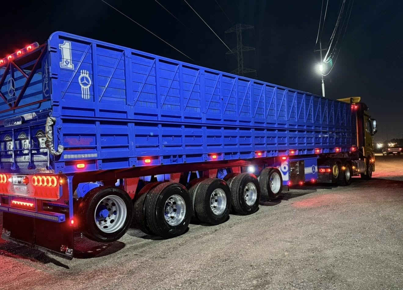 السلام عليكم

للبيع عربانه حداديه الجرف حالد الجنابي شاصي 16 طول ماله 13:60

خمس محاورة تخم تاير مرسمه سليمانيه فصخ وربط

مكفوله العربانه عنوان بغداد ابوغريب  السعر ٢٥٠ وبيه مجال حك جيه 

***********
