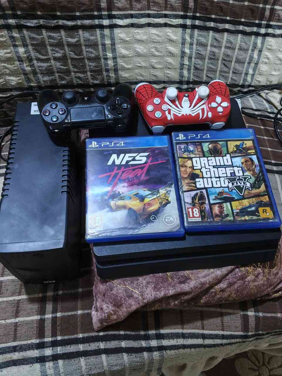 بلي ستيشن 4 نظام 13.3 أونلاين سلم 1تيره
1-جوستك عدد 2
2_ يوبي اس
3_قرص ثنين
السعر 300الف وبي مجال 
الرقم ***********
