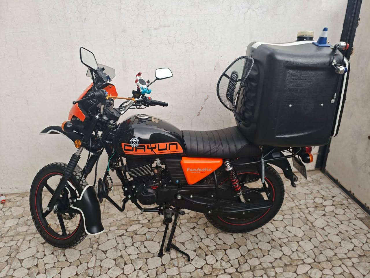 سلام عليكم 
دراجه دايون جبلي للبيع 
دراجه نضيفه ماشيه 4 الف 
باسم المعرض 
دراجه نضيفه ما ناقصها برغي 
ويا صندوك دلفري وخوده وسماعات ما اخد منها اي شي 
السعر مليونين و450 وبي مجال للشراي دراجه اخو الزيرو مرتبه بل واقع بعد احله 
شراي خابرني عل رقم او عل واتساب ما متواجد عل فيس 
هاد رقمي ***********
