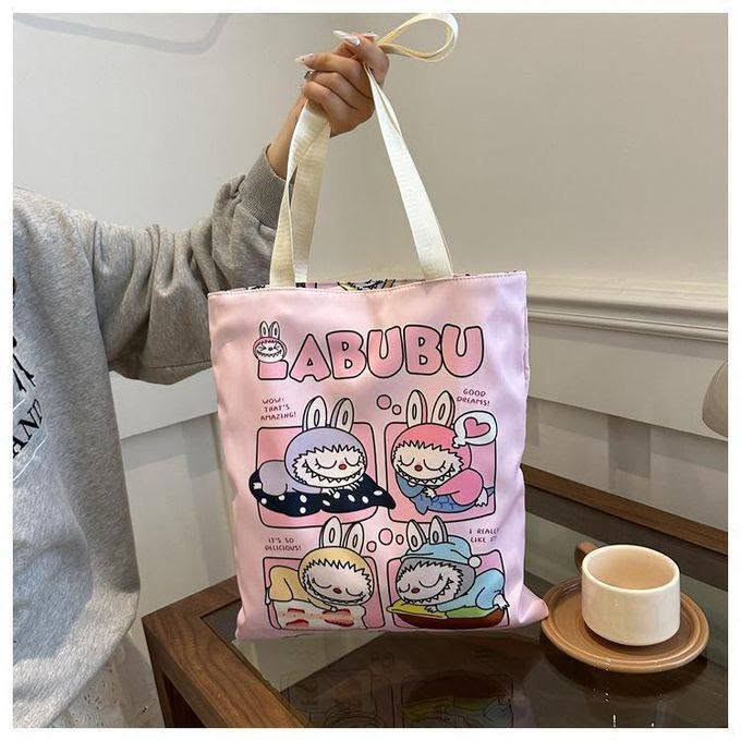 👛حقيبة كتف لابوبو الجديدة 👛
شنطة قماش غير رسمية بطابع كيوت وعصري، تناسب كل يوم سواء للطلعات، الشوبنغ أو حتى الاستخدام اليومي 💖

🧸 تصميم مستوحى من شخصية Labubu اللطيفة، مع 9 رسومات مختلفة تعطيها شكل ممتع ومميز 😍🎀

📏 المقاس:
الارتفاع: 38 سم 📐
العرض: 30 سم 📐

💼 مناسبة لـ:
• الطلعات اليومية 🚶‍♀️
• المكياج ومستحضراتك 💄
• أغراض البيبي 👶
• الشوبنغ والتسوق 🛍️
• الاستخدام المدرسي أو الجامعي 📚
✔️ قماش قوي وخفيف بنفس الوقت
✔️ مساحة واسعة وترتيب عملي للأغراض
✔️ تصميم كيوت يناسب البنات بكل الأعمار
✔️ سهلة الحمل ومريحة على الكتف
💫 شنطة تجمع بين الكيوت والعملية… خفيفة، مرتبة وتكفي كل احتياجاتك اليومية بدون تعب

سعر القطعة 8 الاف
🚘يوجد خدمة توصيل لجميع محافظات العراق ٤ الاف🚘


**إذا كنت صاحب هذا الإعلان وتريد حذفه لأي سبب، رجاءا أرسل رسالة إلى الدعم الفني**