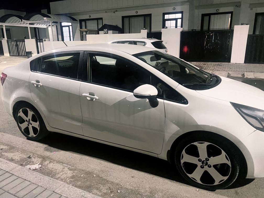 کیای ڕیۆ مۆدێل ٢٠١٣
سپی بەفەری ناو قەیسی
ڕەقەم سلێمانیە سەنەوی تا 2031تازەیە
سەیارەکە وەک دەقەی شەریکە ماوەتەوە 
جام کارەبای و قوفڵ مەرکەزی و ئیکۆیە
دوو سوچی خۆی لەگەڵدایە 
شاشە و سیدیە
تەنها 102هەزار ڕۆیشتوە 
پاتری سەیارەکە تازە گۆڕاوە
ڕۆنی مەکینە و ڕۆنی هایدرۆلیکی تازە گۆڕاوە 
چوار تایەی تازەی لەسەرە
کامل جوانکاریی بۆ کراوە 
تەنها دوو پارچەی بۆیاخە لەسەر ساغی بێ دەعم
هەموو گیانی و گێڕ و مەکینە و تەبرید بەشەرت
هی ماڵی خۆمانە و سەیارەیەکە پاک ماوەتەوە
سۆنەرەکەیشم داناوە 
تەحویل و غەرامەی بەشەرت 
٩٣گەڵا و مەجالێکی کەم 
تکایه موشتەری تێل مەکە لەگەڵ ڕێزم 
***********
*********** السليمانية, العراق
