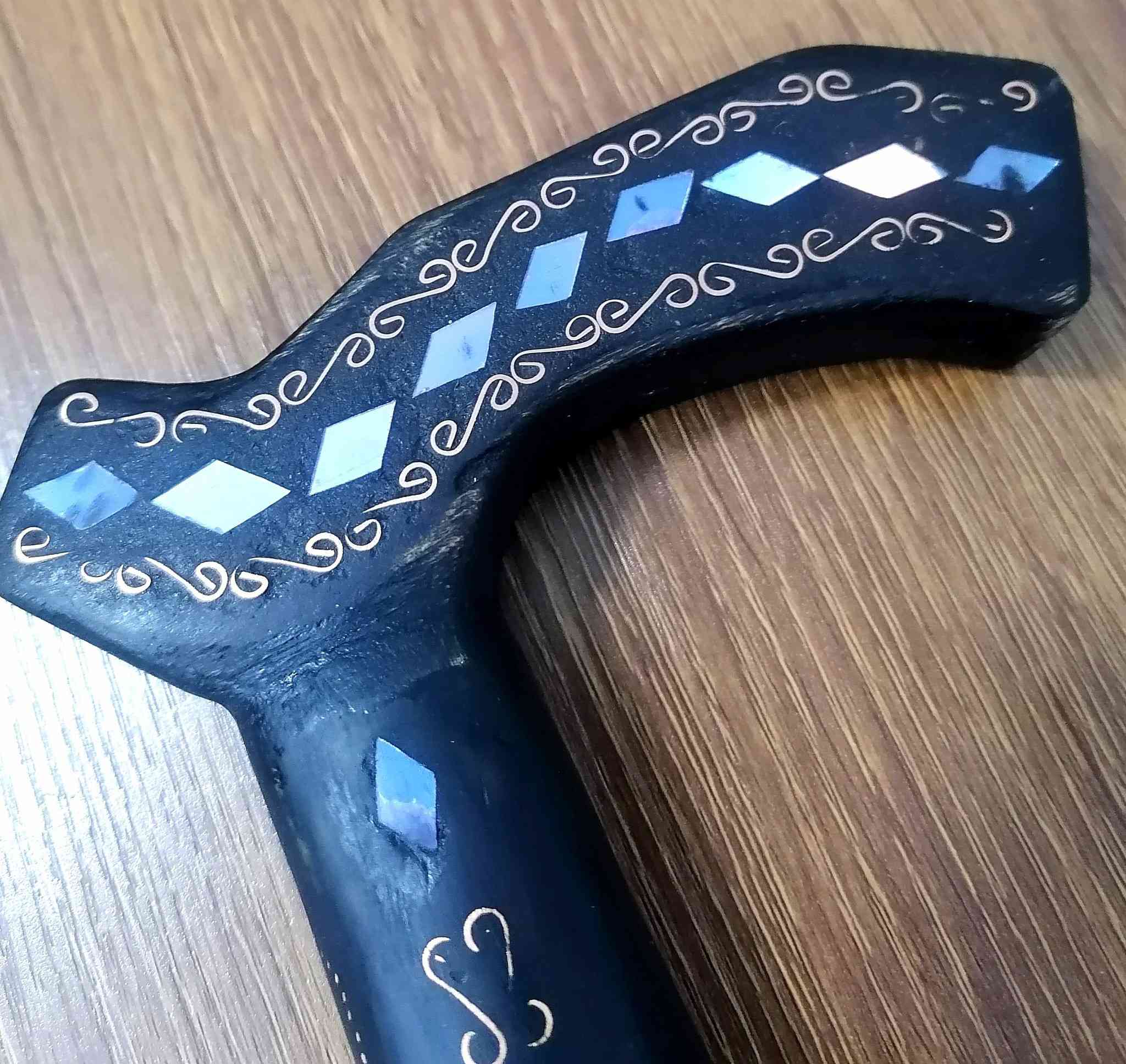 عوجية قديمة
 مشغولة صدف ونحاس الطول متر
يتوفر توصيل *********** وتساب
