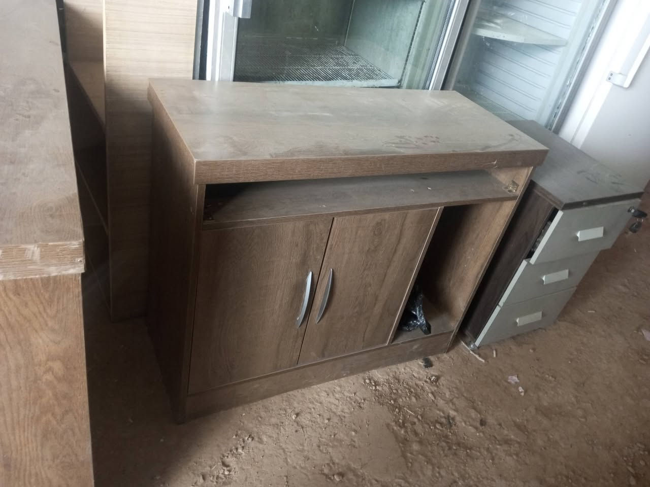 ميز مكتب قياس متر و80
نضيف 
سعر 200
عنوان شارع ام العضام قرب مكتب المدينة للعقار 
***********
