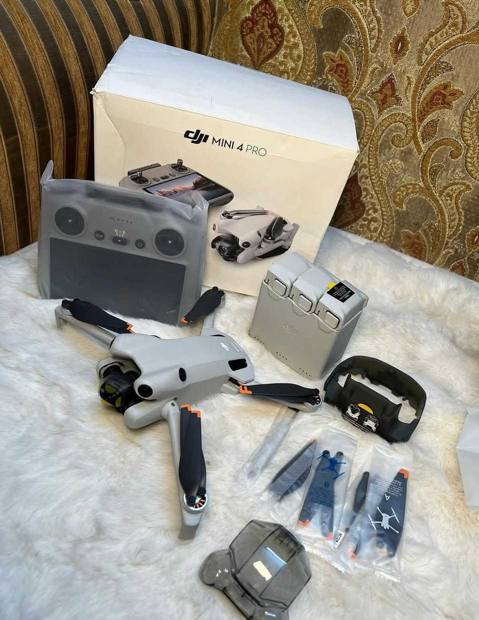 سلام عليكم درون DJI مني فور كمبل موجوده كبس بيدي فتحتها ما طايره ابد الي يريدها يجي واتساب ***********
