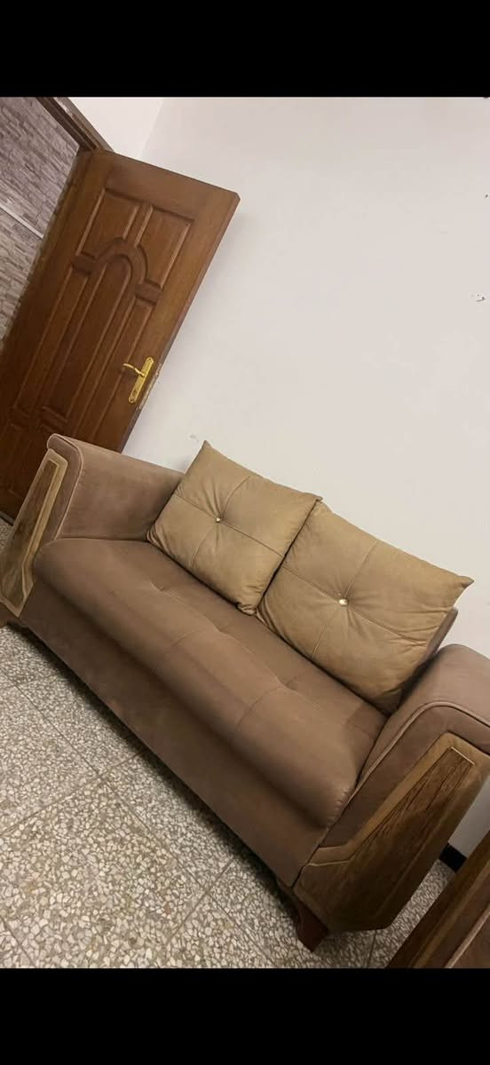 عندي تخم قنفات عشره مقاعداثنان كبيره واحده وسط وكرسيين  وكآمل مع كوشات السعر ٤٠٠ الف بي مجال هاتف***********
