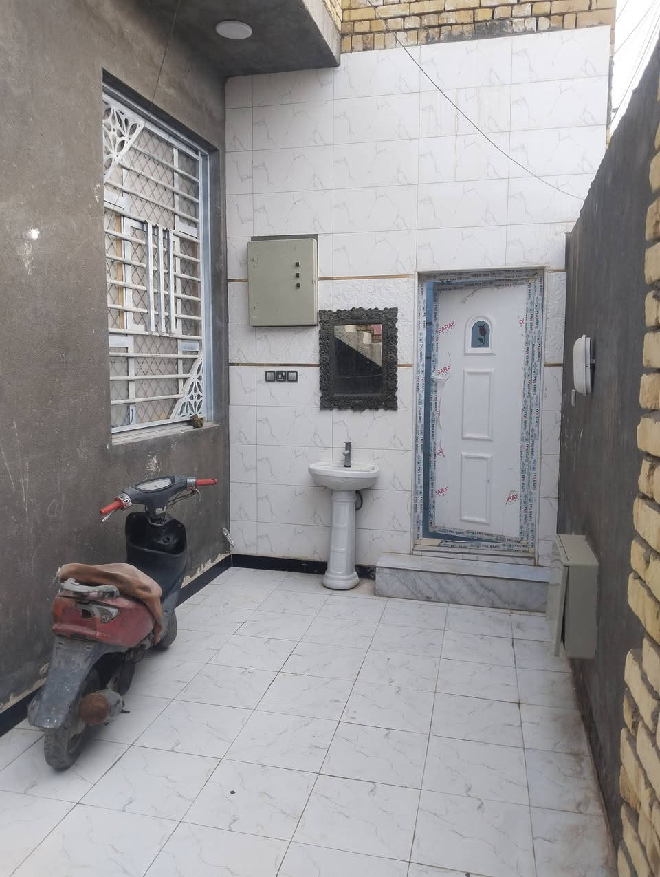 #بيت للبيع
مساحة ٢٠٠ متر 

بناء حديث ٢٠٢٥ طابقين كونكريت مسلح 

الطابق الأول يحتوي على استقبال و مطبخ و غرفتين و صحيات داخليه و خارجيه و منور 

الطابق الثاني يحتوي على شقتين إماميه و خلفيه 

الاماميه الدرج خارجي غرفتين و مطبخ و صاله وصحيات 

الشقه الخلفيه داخل البيت طابق ثاني درجها داخلي تحتوي على غرفتين مطبخ و صاله و صحيات 

#البيت مطلوب إسكان 

#العنوان 

الناصريه حي اريدو قرب مدرسة ابي تراب 

للاستفسار و التواصل على 

الرقم *********** وبي وتساب
