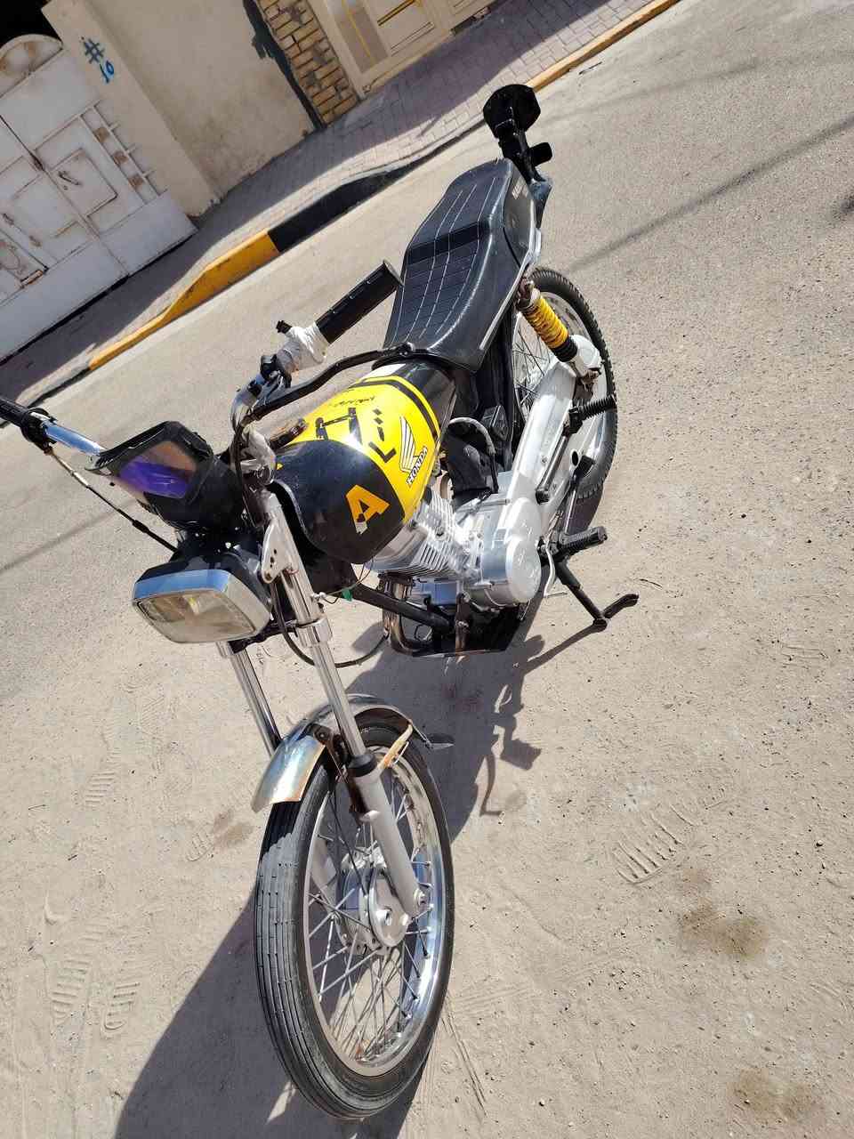 سلام عليكم دراجه للبيع تعميره 24 وشاصي 16 شيال ربع  نضافته كدام ما نقصه شي مفتوحه مبدل ولفات سعر 600 وبيه مجال مو شراي لا يتعبني متوازي عله بيعته  مكاني ديوانيه قرب بانزين خانه الاسكان ***********
