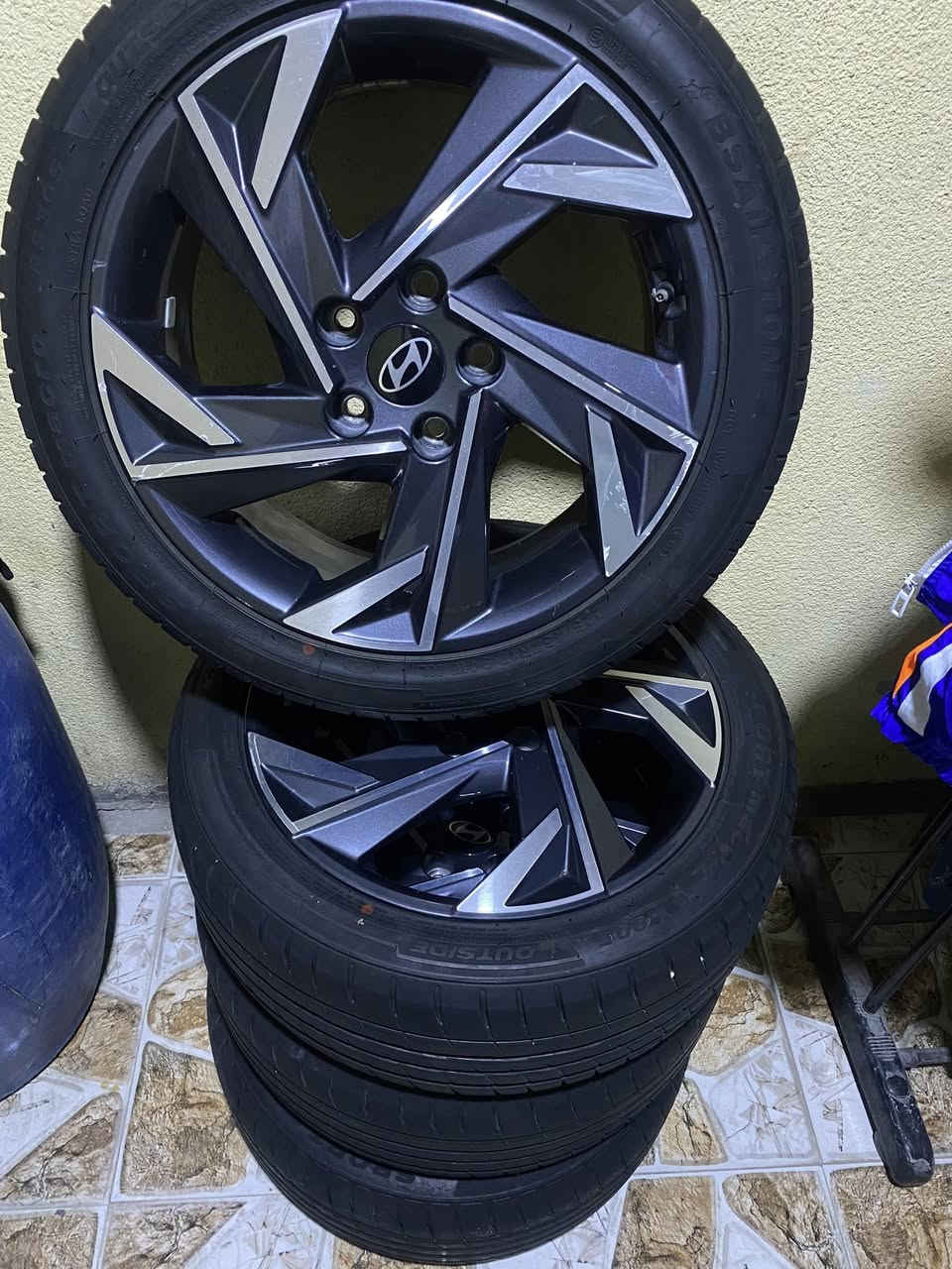 سلام عليكم
***********

ويل النترا 24  / حجم 17 

طخم تاير ما ماشي عليهم ويل بالكارتون 

سعرهن 600 الف 

عواني بصره / بريهه
