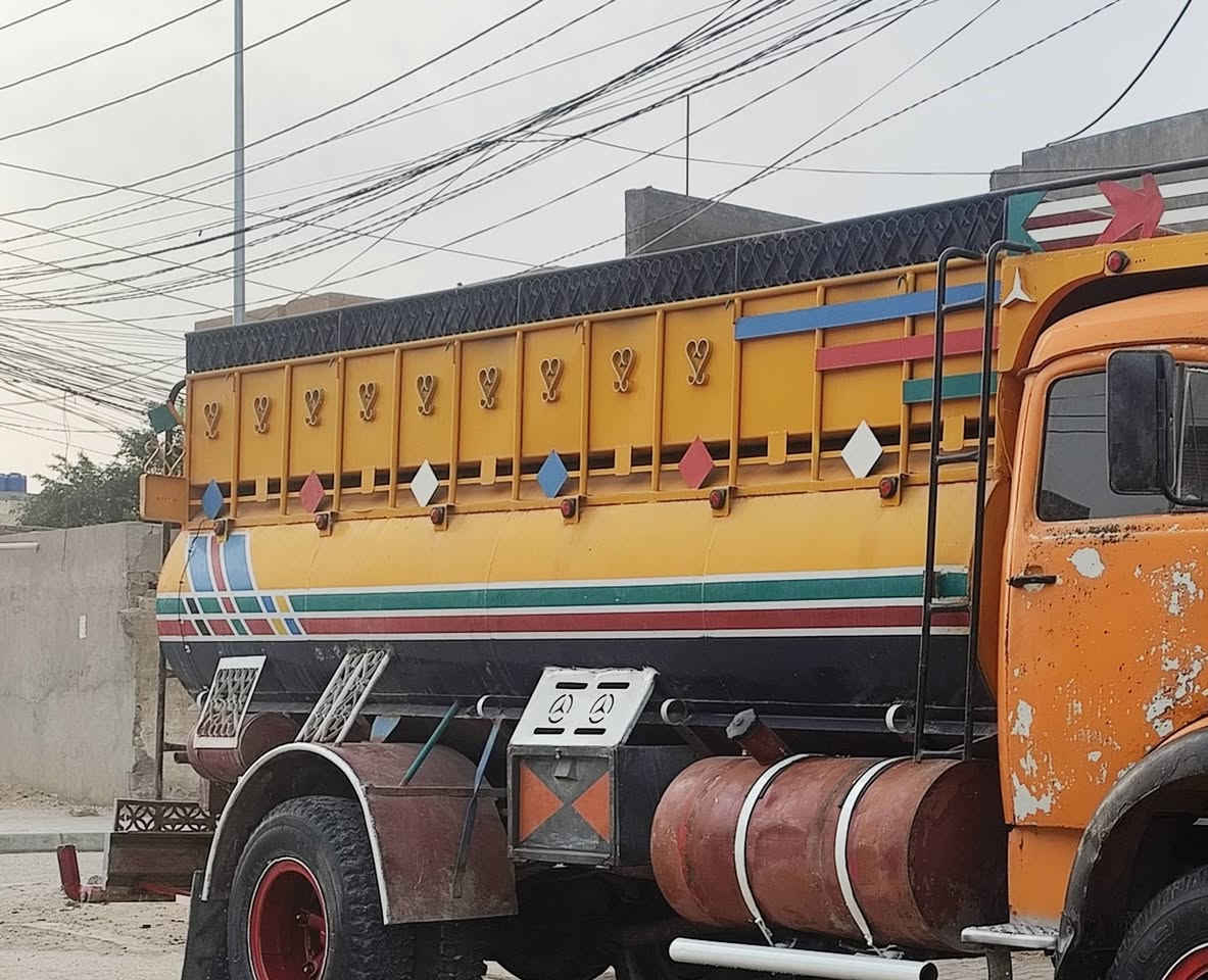 اسلام عليكم تانكي أبو ردين البيع مغلون نضيف طوله 5 أمتار سعره 2400 بيه مجال قليل مكان كربلاء رقم ***********
