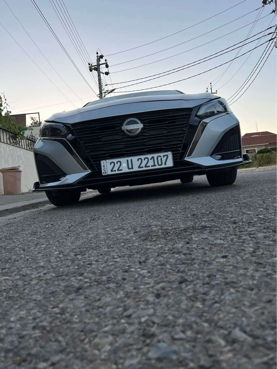 NISSAN ALTIMA 2023_SV 
السعر 145 مجال جيه إذا شراي
سنويه جديد 2030 بسمي شرط تحويل مباشر 
هزة جديد 2027
السياره بيها ثلاث قطع صبغ نص بونيد جاملغات امامي
رقم شاصي 1N4BL4DV2PN338015
السياره عنوان اربيل للاستفسار واتساب ***********
مواصفات السياره 👇

⚙️ الأداء والمحرك
* نوع المحرك: 4 أسطوانات (تنفس طبيعي) بسعة 2.5 لتر.
* القوة الحصانية: 188 حصاناً.
* عزم الدوران: 244 نيوتن متر.
* ناقل الحركة: أوتوماتيكي ذكي من نوع CVT بـ 7 سرعات وهمية.
* نظام الدفع: دفع أمامي (FWD) بشكل قياسي.
* سعة خزان الوقود: 61 لتر. [1, 2]

‎📺 المقصورة والترفيه
* الشاشة الترفيهية: شاشة لمسية جديدة كلياً مقاس 12.3 بوصة (أو 8 بوصة حسب الوكيل الإقليمي).
* الاتصال الذكي: دعم لاسلكي لنظامي Apple CarPlay و Android Auto.
* الشحن اللاسلكي: يتوفر شاحن لاسلكي للهواتف الذكية في الكونسول الوسطي..
* التكييف: مكيف هواء أوتوماتيكي ثنائي المناطق.
* التشغيل: تشغيل المحرك عن بعد مع زر تشغيل وإيقاف المحرك الذكي. [1, 2, 3]

‎🛡️ الأمان وأنظمة المساعدة (ProPILOT)
* الفرملة الطارئة: نظام الفرملة الطارئة الذكي مع خاصية استشعار المشاة.
* النقاط العمياء: نظام التحذير من النقاط العمياء (Blind Spot Warning).
* تحديد المسار: نظام التحذير ومنع الخروج عن المسار.
* الرادار الخلفي: حساسات خلفية للمساعدة على الركن مع كاميرا رؤية خلفية.
* الوسائد الهوائية: وسائد هوائية أمامية، جانبية، وستائرية لحماية الركاب. [1, 2, 3]

‎🚘 التصميم الخارجي
* الواجهة: شبك أمامي محدث بتصميم V-Motion الجديد كلياً لموديل 2023.
* الإضاءة: مصابيح أمامية ونهارية بتكنولوجيا LED.
* العجلات: جنوط ألمنيوم مقاس 17 بوصة (وتصل إلى 19 بوصة في بعض الأسواق المضاف إليها حزمة ProPILOT) أربيل, العراق
