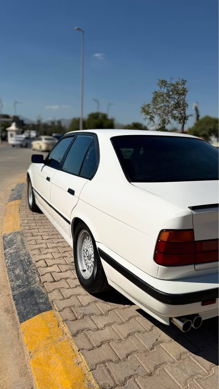 بە ناوی خوای گەورە
BMW 525i 1992
سەیارەکە قەپات مواسفاتە مەشاللەی ئەویت لە جوانی هەموو گیانی کراوتە 95 و m لە رەسما چۆنا رو بە رو جوانترا هیج نوقسانی نیە تەبردی ئیش ئەکات ❄️ سەنەوی و ژینگەو بانی هەموی تازایە سەنەوی تا 2031 تازەیە بە ناوی خۆمەویە بە شەرتی گیر و مەکینە گیری ئوتوماتیکە ناوی جلدا 4 جام کاربایە یەک جەمپی بجوکی لای سایەقی هەیە حیزامە بۆ جوانی بی مەعجون 4 تایە و ویلی تازەی لە ژیرا سەیارەکە مالی دۆستا نرخی 76$ مجالیکی برایەنە 
*********** السليمانية, العراق

