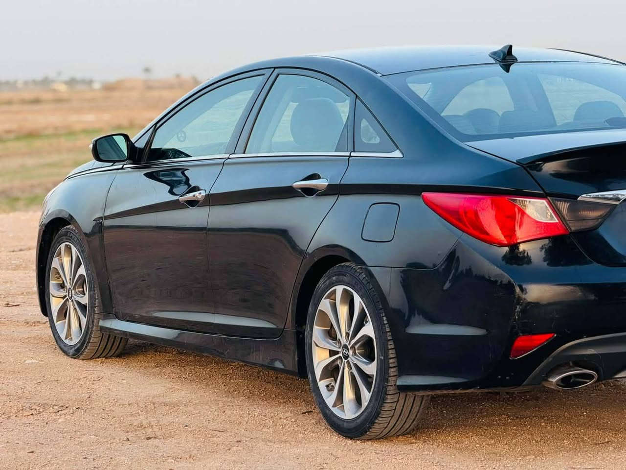 سلام عليكم سوناتا 2014 للبيع  مرقم بغداد باسمي  رقم دولي هزه جديده وارد امريكي حادث خشم الجاملغ الامامي فقط بارد جدا بسيط وبالعراق شخط باب خلفي وانصبغ السياره ليبل واحد فوول مواصفات لمتد
بصمه تشغيل 
بصمه ابواب 
فتحه سقف
محرك 2400 Gdi
كشن حار بار 
كشن كهرباء 
تحكم كامل 
شفتات ستيرن 
شاشه اصليه مع كامره خلفيه 
اشاره مري 
سبوورت
رادارات 
انضمه قياده مختلفه
مانع انزلاق 
السياره معروضه 
مكانه حله للاستفسار*********** السعر١١٨ بيه مجال بسيط
