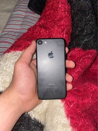 آيفون ٧ • ١٢٨ جيجا • شاشة مكسورة