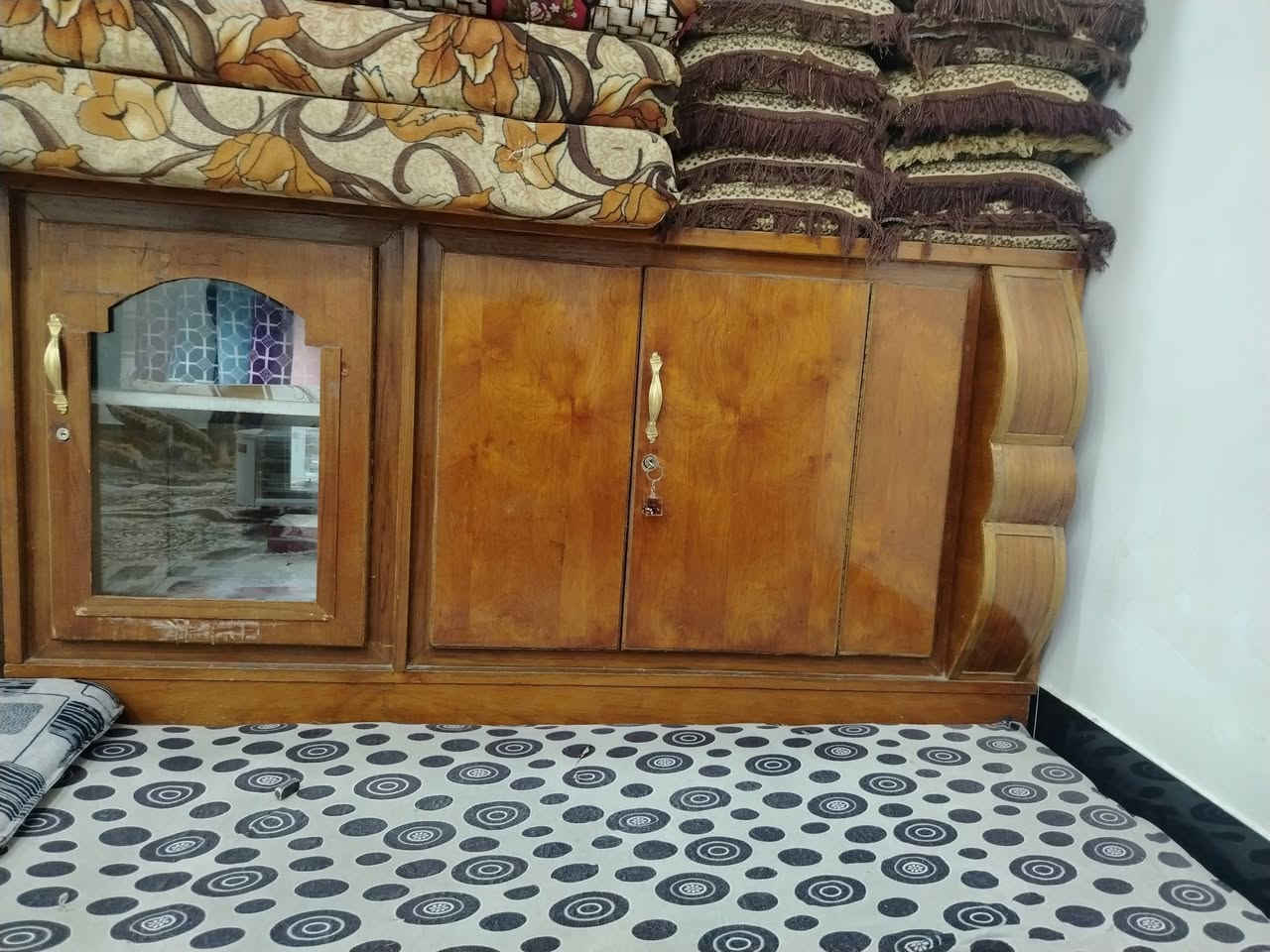 السلام عليكم كنتور البيع سعر كنتور نضيف 250بي مجال /سعر البوفيه نضيفيه سعر 125بيه مجال سكن الفلوجه)/***********
