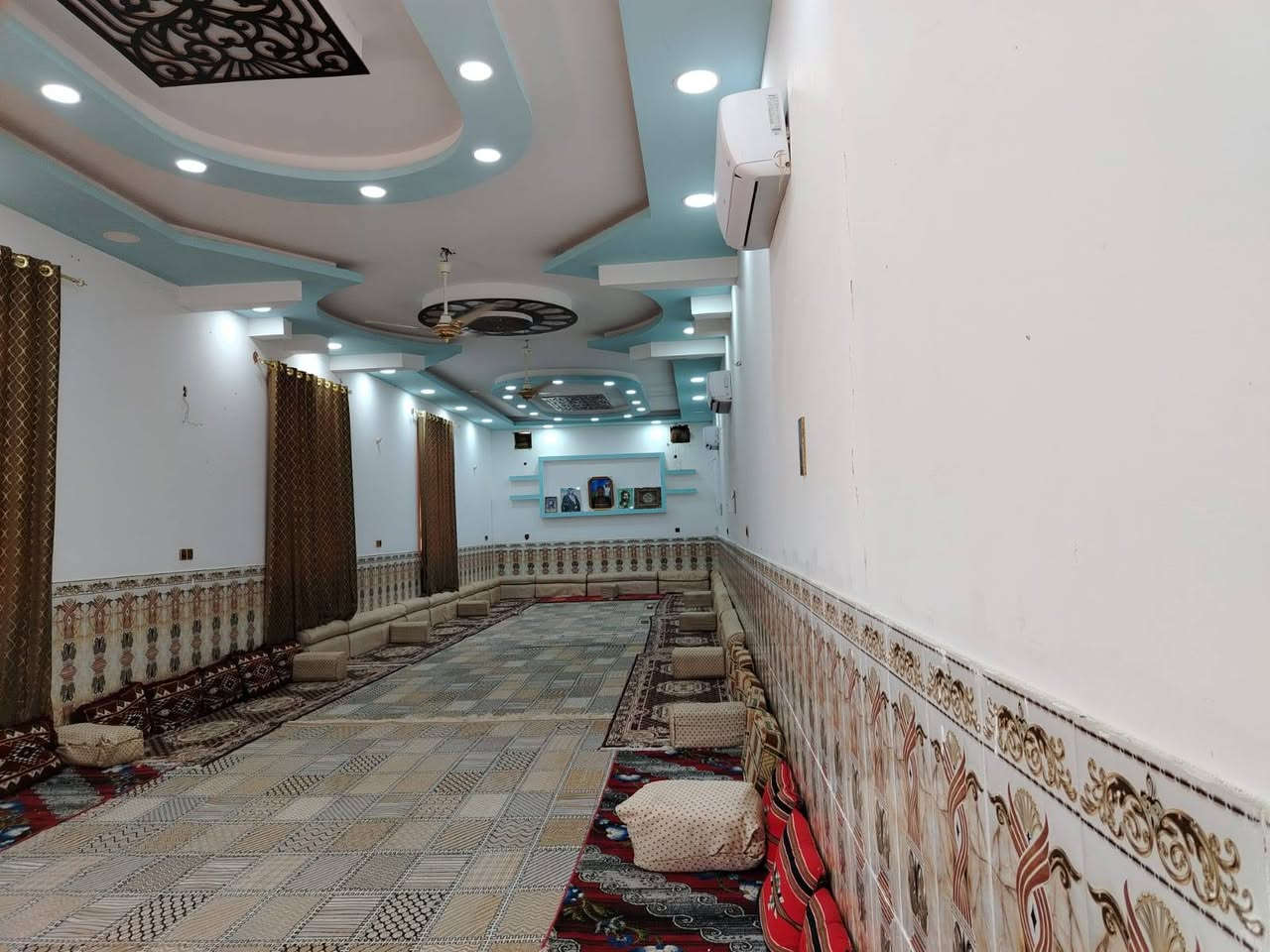 يوجد لدينا بيوت للبيع عدد ٢ مع مضيف طول المضيف ٢٠ متر واعرض٥ مساحته الارض ١٦٠٠ مداور بل طابو زراعي ٢٥ بسمي رقمي وتساب *********** توجد خدمات ماي اساله ماي زراعي توجد بقرب مدرسة بنات متوسط ومدرسة ابتدائي تبعد ٥٠ متر وتوجد مدرسة عداديه عدد ٢ وحده بنات واحد ولد تبعد ٥٠٠ متر عنوان قرب سيد تكليف قرية ال هنون مقطعة ٦ ابو محار
