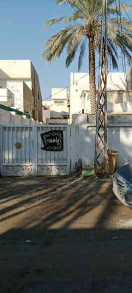 السلام عليكم ورحمة الله وبركاته 
للأيجار: بيت قديم البناء، ظاهر في الصور، البيت الابيض ابو البلكونة مع سطحين 
الموقع: حلة / حي الزهراء مقابل الراية مول، يبعد عن الشارع العام أقل من مئة متر والمنطقة مخدومة تبليط ومجاري مياه ومجاري امطار.
مساحة البيت ٣٧٠م من ضمنه ممر وگراج سيارة يسع ل ٣ سيارات، طارمة امام المطبخ ، الطابق الأرضي: مطبخ صغير ومطبخ كبير يمكن تحويله لغرفة نوم، غرفة استقبال وغرفة نوم، حمام وتواليت منفصلان، حديقة امامية كبيرة وحديقة خلفية أصغر بقليل. الطابق الثاني يحتوي على غرفتين نوم وهنالك سطحين كبير وصغير.
المنطقة أمينة ونظيفة وقريبة من كل شي والجيران أغلى من الذهب ( قدماء من ٥٠ سنة).
الأيجار: ٥٠٠ الف بالشهر 
التواصل على الرقم ***********
أو على الماسنجر 
أو الواتساب ٠٠٤٦٧٣٧٨٢٩٤٦٨
