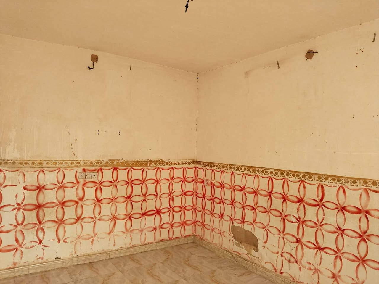 دار للبيع مساحه ٥٠ متر عنوان الحسينيه مسقط قرب عمارة المصري للاستفسار الاتصال على ***********
