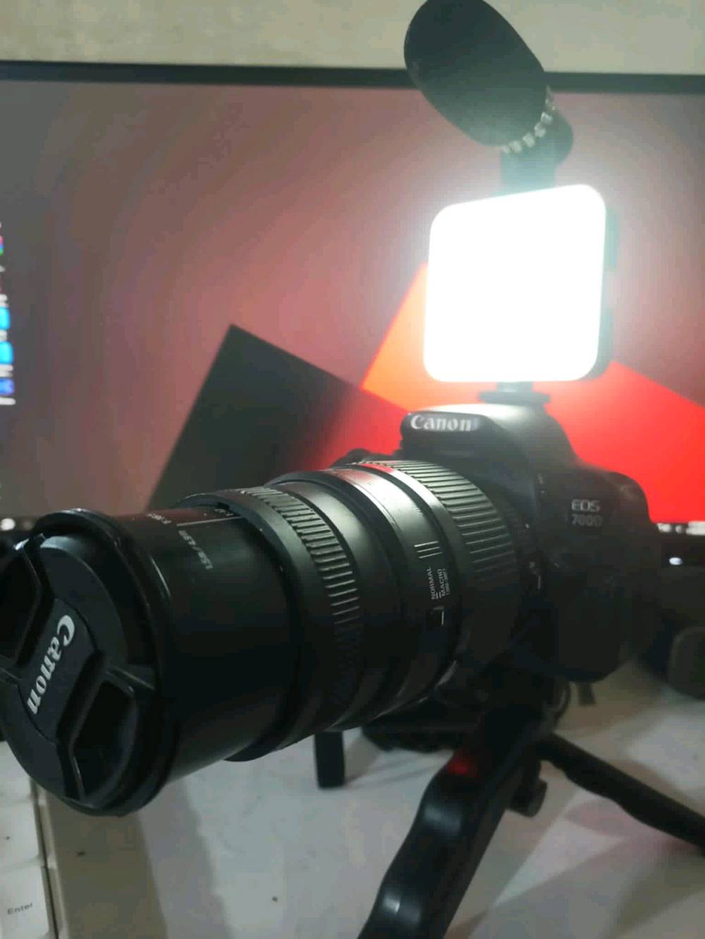 كامرة كانون 700D .
الملحقات 
عدسة 50 ملم + هود
عدسة 70-300
بطاريات عدد 2
جنطة 

للمراوس بايفون 13 برو ماكس جديد او 14 .