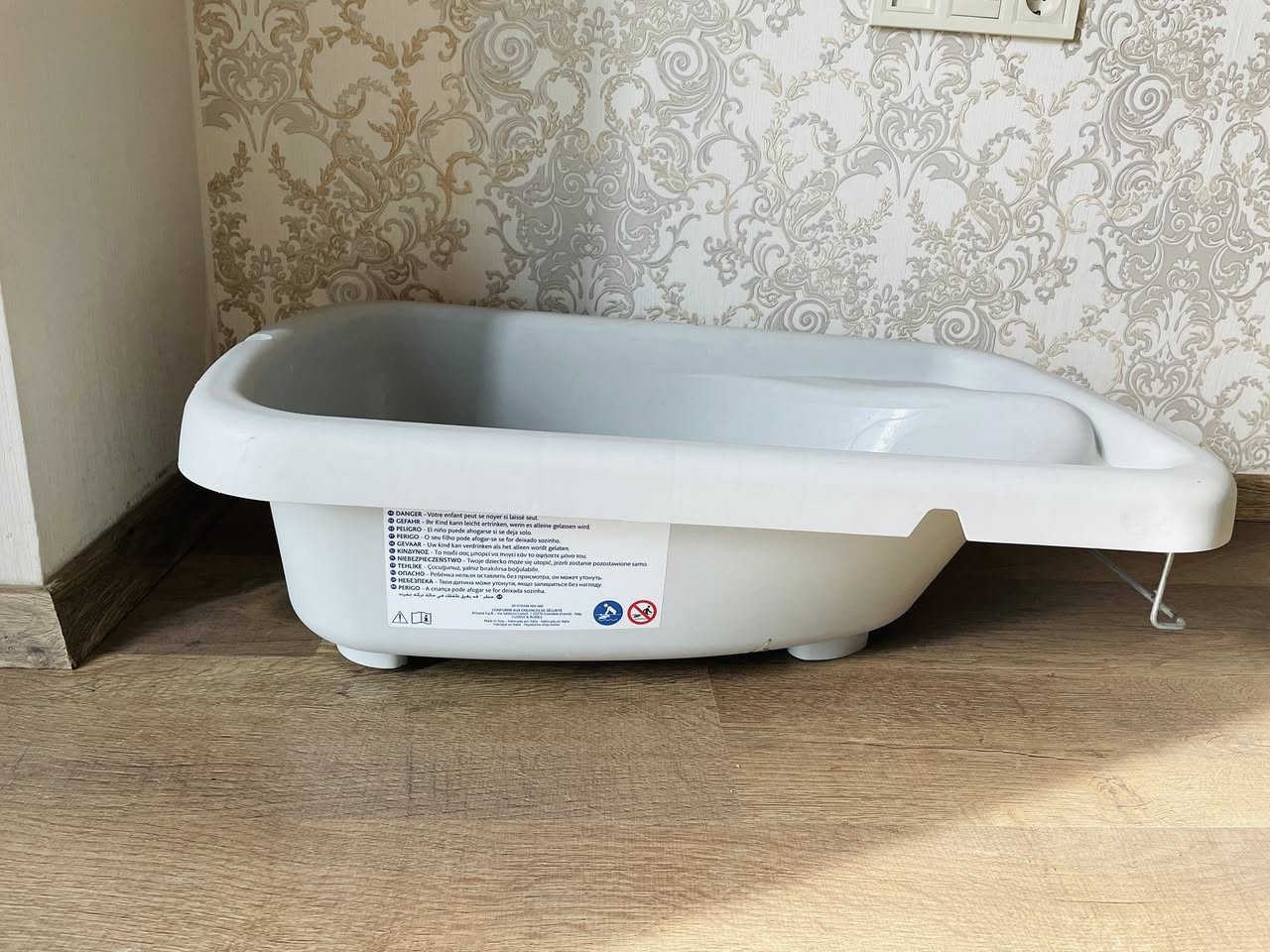 عربةاطفال متعددة الوظائف من كومفرت تحتوي على دبلات وتكبير وتصغير من عمر ٦ اشهر  الى ٣ سنه ماركة Bbbabc نظيفه جداً 
السعر 75 الف 

حوض استحمام للاطفال من ماركة تشيكو ايطالي المنشأ نظيف جداً السعر 35 الف 

للاستفسار الاتصال على 
*********** واتساب
