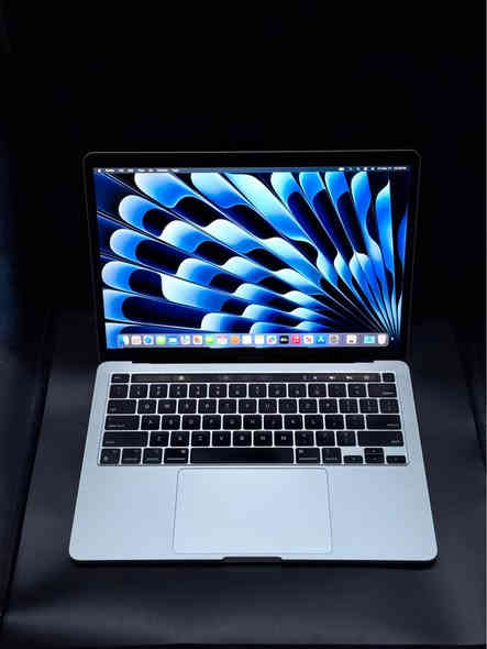 ‏MacBook Pro M1 2020
المواصفات:-
-حجم الشاشة: 13 بوصة 
-المعالج: M1
‏-CPU: 8-CORE
‏-GPU: 8-CORE
-معالج الرسوميات: 2GB
-الذاكرة العشوائية: RAM 8GB
-التخزين: SSD 256GB 
-الحالة: ممتاز كالجديد
-عدد دورات البطارية: 448 دورة 
-حالة البطاريه: 91%
-يأتي مع الملحقات الاصليه كامله
-هديه حافظه
-هدية ادبتر USB-C

السعر: 945,000 د.ع 

التوصيل: مجاني إلى جميع المحافظات، مع إمكانية فحص الجهاز عند الاستلام قبل الدفع.

للطلب أو الاستفسار:-
إرسال رسالة أو الاتصال على :
‎              0770 5266 000 / واتساب 

للمزيد تابعوا صفحتنا على إنستغرام: 
‏amwaj.macstore بغداد

