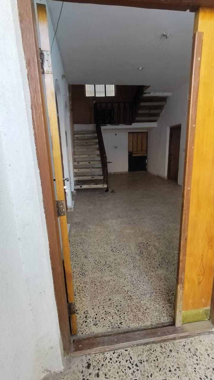 بيت طابق أرضي للايجار مساحة  205 عنوان انوار الصدر شارع 20 مقابل اسواق الكفيل اسفسار ***********

