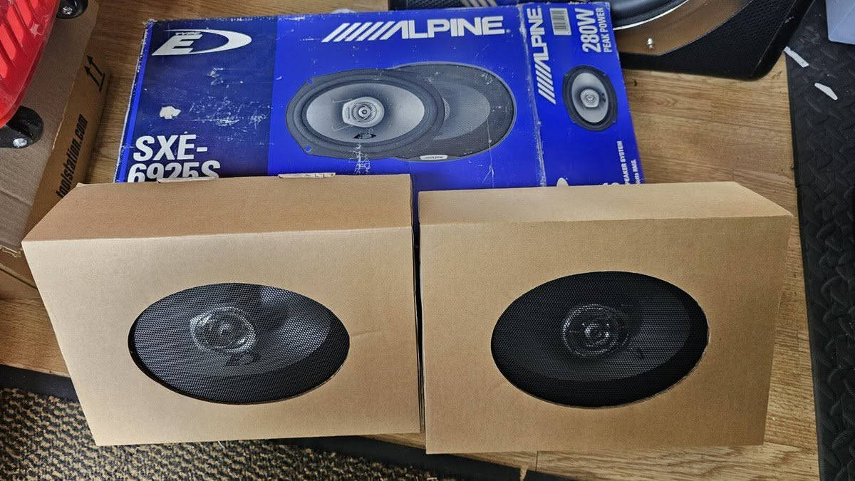 📢للبيع سماعات Alpine SXE-6925S اليابانية الغنية عن التعريف مقاس 6×9 – زوج – جديد

🌍 السماعة الأصلية Alpine SXE-6925S
📍 موجود في العراق – توصيل داخل بغداد والمحافظات

🔊 المواصفات:

· مقاس 6×9 بوصة
· نظام 2-Way Coaxial
· القدرة القصوى: 280 واط
· القدرة الحقيقية RMS: 45 واط
· زوج كامل (سماعتان)

✅ حالة السماعات: جديدة 
✅ مناسبة لجميع أنواع السيارات (تطوير صوت داخلي أو رف خلفي)

📞 للتواصل والاستفسار: يرجى المراسلة على الخاص ماسنجر أو على الواتساب على  الرقم: [‭0776 328 9823‬]
