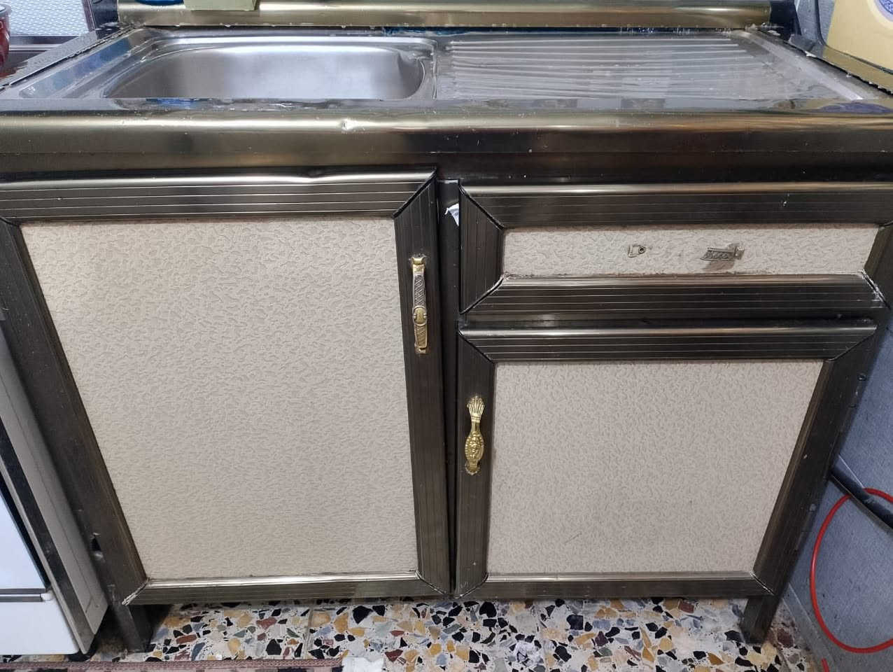 غراض بيت مستعمله للبيع 
كاونتر ثلاث قطع ب 100 الف
تخم تركي 10 مقاعد مخزن سرير 200الف
غرفة نوم تركي الون سمنتي 6 قطع مع الدوشك 500الف
للتواصل***********
