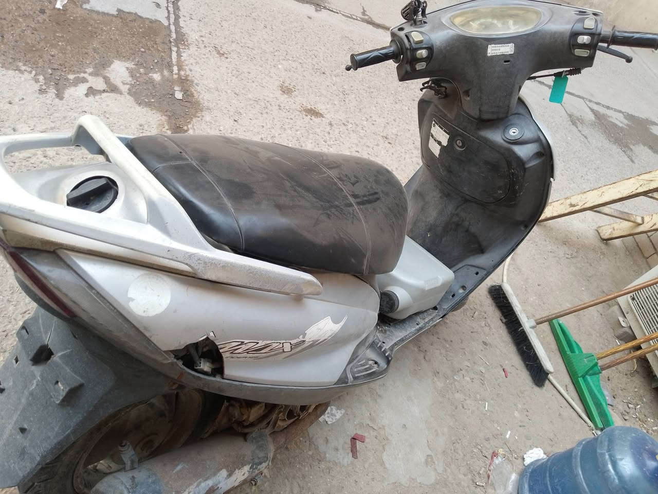 السلام عليكم اخوان الدراجه طفرت الضاقطة مال الزنجيل وفتر بيها سنتر ابيع كوم حديد الدراجه ختم واحد كهربائيات شغله السلف عوزها باتري انطي سعر بالي يرضى بي الله وعباده لا تكسر بيها ***********
