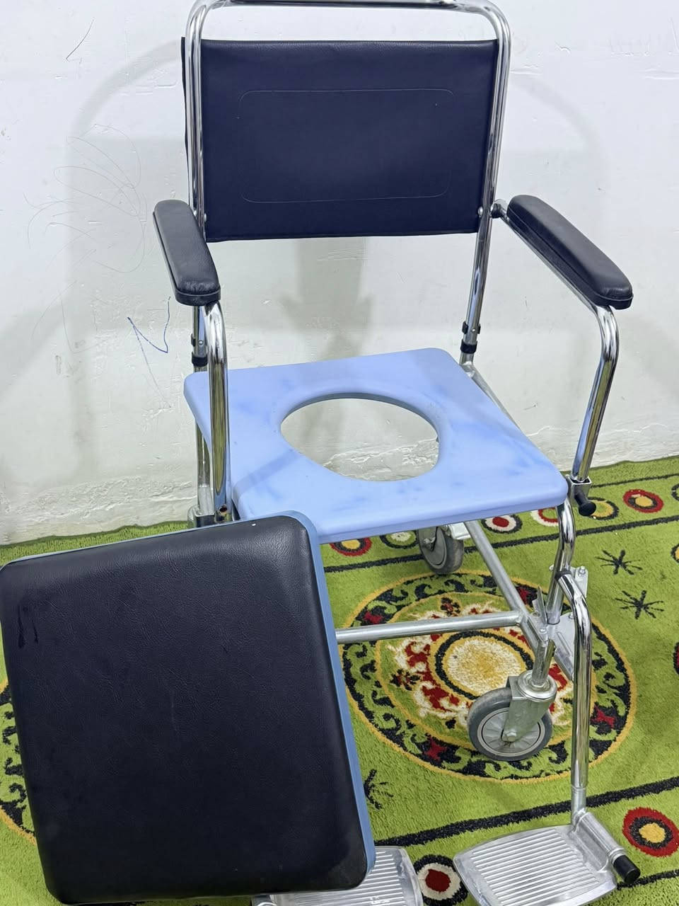 كرسي متحرك حمام وجلوس ودفع كلش ممتاز يدات متحركه دواسات متحركه كشن مدوشم طبي تايرايات جدا قويه تتحمل لحد وزن 120 سعره 100 والتوصيل 5 كل المحافظات


**إذا كنت صاحب هذا الإعلان وتريد حذفه لأي سبب، رجاءا أرسل رسالة إلى الدعم الفني**