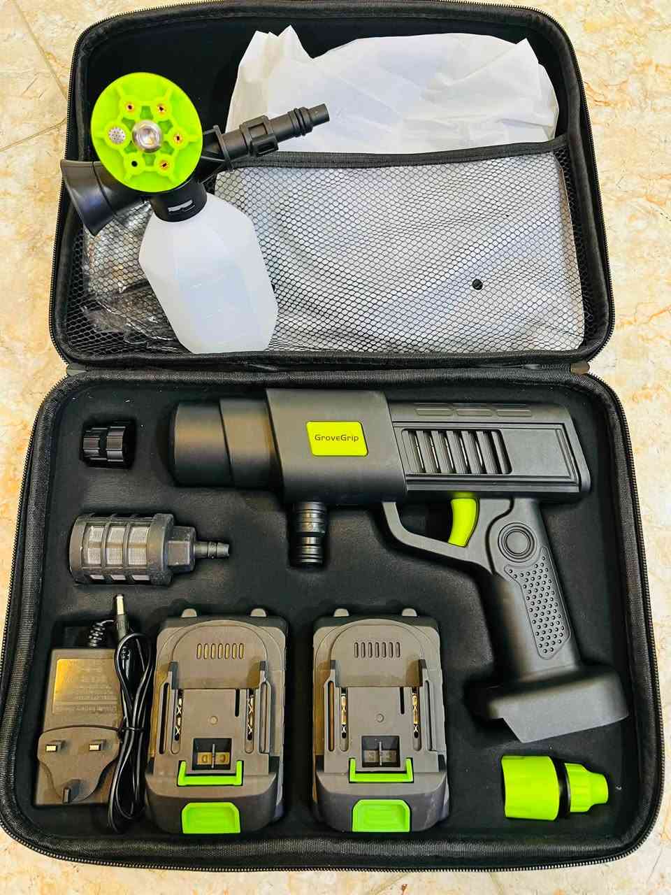 توضح المنطقة المحددة علبة التغليف الكرتونية لجهاز GroveGrip Cordless Pressure Washer (موديل: 8088)، وهو عبارة عن مسدس غسيل كهربائي لاسلكي عالي الضغط يُستخدم لتنظيف السيارات، والحدائق، والواجهات الخارجية للمنازل.أبرز مواصفات ومحتويات العبوة:جهاز الغسيل اللاسلكي: يأتي بتصميم محمول خفيف الوزن باللونين الأسود والأخضر.بطاريات ليثيوم 21V MAX: يتضمن طقم بطاريتين بقوة 4000 غيغاهرتز (4000mAh) لضمان تشغيل يدوم طويلاً دون انقطاع.نظام تحكم بالضغط: مزود بـ 10 مستويات قابلة للتعديل للتحكم في قوة تدفق المياه وشاشة ذكية لعرض مستوى شحن البطارية.فوهة رش 6 في 1: تتيح تغيير أنماط الرش والتدفق بسهولة لتناسب مختلف مهام التنظيف.


**إذا كنت صاحب هذا الإعلان وتريد حذفه لأي سبب، رجاءا أرسل رسالة إلى الدعم الفني**