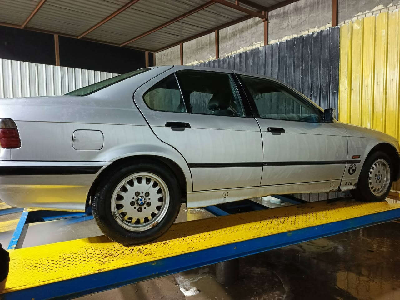 السلام عليكم، بي ام اي ٣٦,رقم ديالي مشروع وطني تريد تحويل تريد وكاله، محرك 525مسكر كبس كير عادي صدرين جدد بيهه طخه بين الباب والجاملغ بدون دواخل كهربايات شغاله التبريد مربوط بس ما يشتغل بيهه نواقص بسيطه موديل  1992,(مكانهه بغداد الدوره ، السعر 27,وبيهه مجال، ***********
