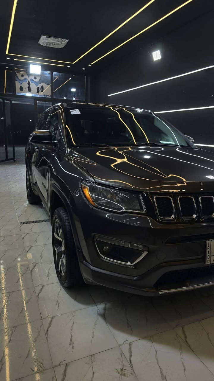 جيب كومباس 2018  للبيع 
لونها فيلي غامق رقم بغداد تحويل مباشر 
فئة سبورت 
محرك 2400 دفع رباعي 4x4
تدفئة ستيرن و بالكشنات 
تبريد قطعتين ثلج
كير 9 نمر
ماشية 75 ميل 
الجامات مغلفة عازل حراري الغرفة تبقى باردة حتى بالصيف
المكينة نظيفة جدا دهن ممتاز و ماء راديتر ممتاز 

حادثها جاملق بارد بسيط جدا و البنيد مبدل و مصبوغ صبغ اصلي ايرباك دركة و دشبول
و بالعراق اكو رصعة فوك الجامة بسيطة كلش 
 ادامة كاملة للسيارة على اخر حباية 
نظيفة جدا السيارة
السعر ١٣٠ ورقة و مجال للشراي فقط 
***********
