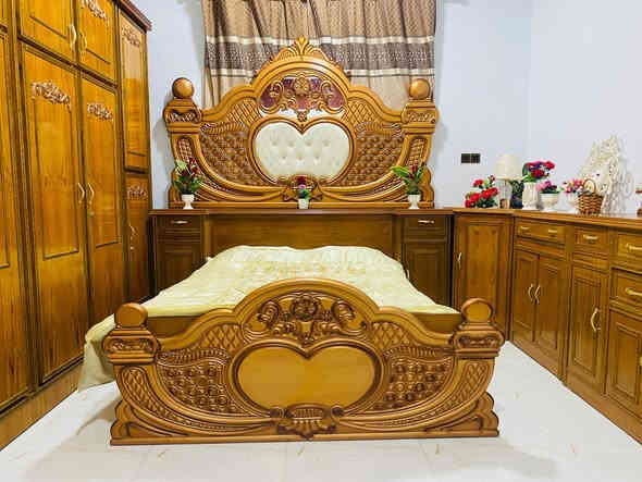 توجد غرفة نوم توج حطاطة متكونة من 5قطع نضافة فول السعر مليون و350 وبيها مجال العنوان الرمانة الاتصال ***********
