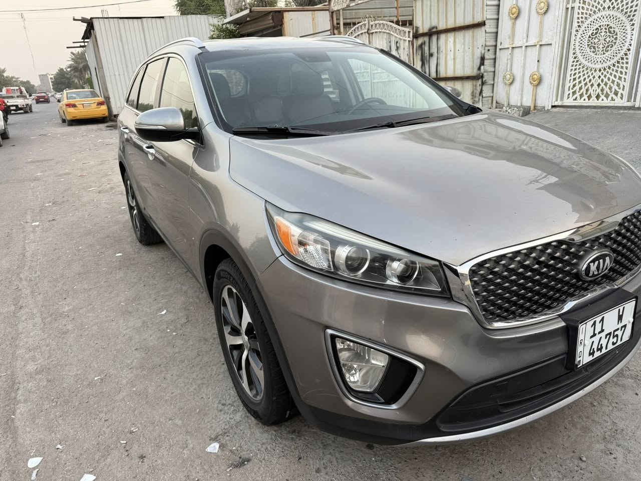 السلام عليكم لبيع كيه سورنتو موديل 2017 سياره جديده معنه لكلمه بيه قطعتين كلير فقط بدون تبديل بدون ضربه سياره ليبل واحد محرك وكير وحداديه وتخم تاير وتبريد كلهن خير من الله )موصفاته 6 سلندر 7 راكب 3 قطع تبريد بصمه رادر 3 نضمه قياده ترحيب ابواب اشير بل مري بردات بلديه قطعتين ويل كروم كامره حساس شاشه بلديه زنون هواي بيه موصفات بس معده بنرامه وصندوك كهرباي وباقي موصفات كلهن بيه بسمي تحويل ثانيوم السعر 180 وبيه مجال كلش قليل العنوان بغداد البلديات رقمي *********** غير متوجد على لفيس وشراي تصل ويدلل
