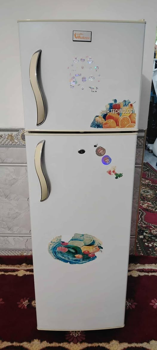 ثلاجه البيع السعر 200وبهى مجال ديالى المقدادية ***********
