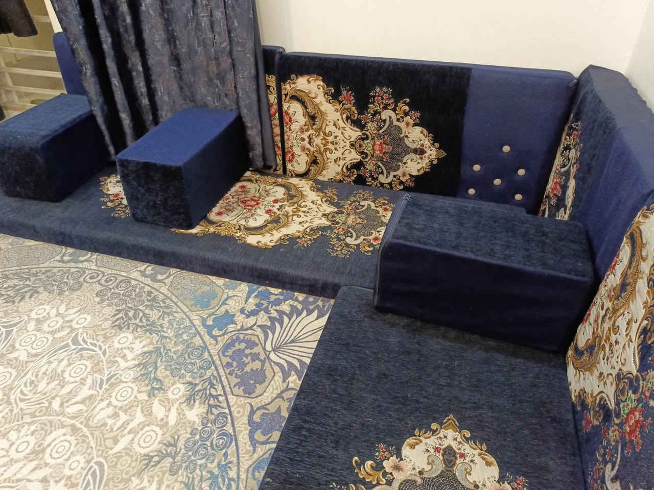 السلام عليكم
دولان جلسه عربيه مرتب لون نيلي للبيع 
يكفي لغرفه 4×3 
للاستفسار: ***********
